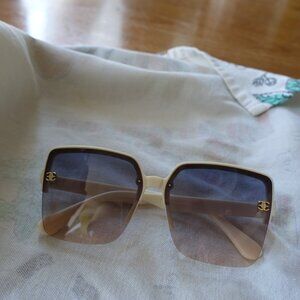 Adult white plastic frame fun vacay sunglass